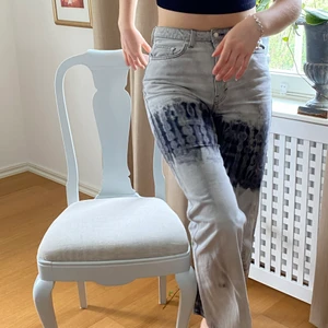 Coola jeans från weekday - Mystiska jeans i batikmönster från weekday i gråsvarta nyanser. Använda ett fåtal gånger!🤠🦋🔮✨