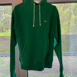 Champion Hoodie i grönt från Urban Outfitters i storlek S. Knappt använd