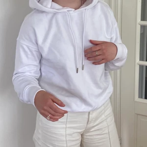 Hoodie  - Vit hoodie, fint skick använd ett fåtal gånger💜 Lite croppad✨🌸