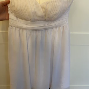 Studentklänning - Hej säljer min gamla skolavslutningsklänning storlek 34. Klänningen har ingen skada eller fläck. Köpte på internet för 5 år sedan bara användt 1 gång. 150kr + frakt 
