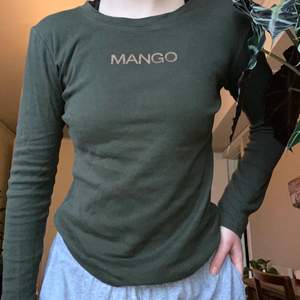 Skogsgrön långärmad tröja från MANGO. Mötas eller frakt mot avgift