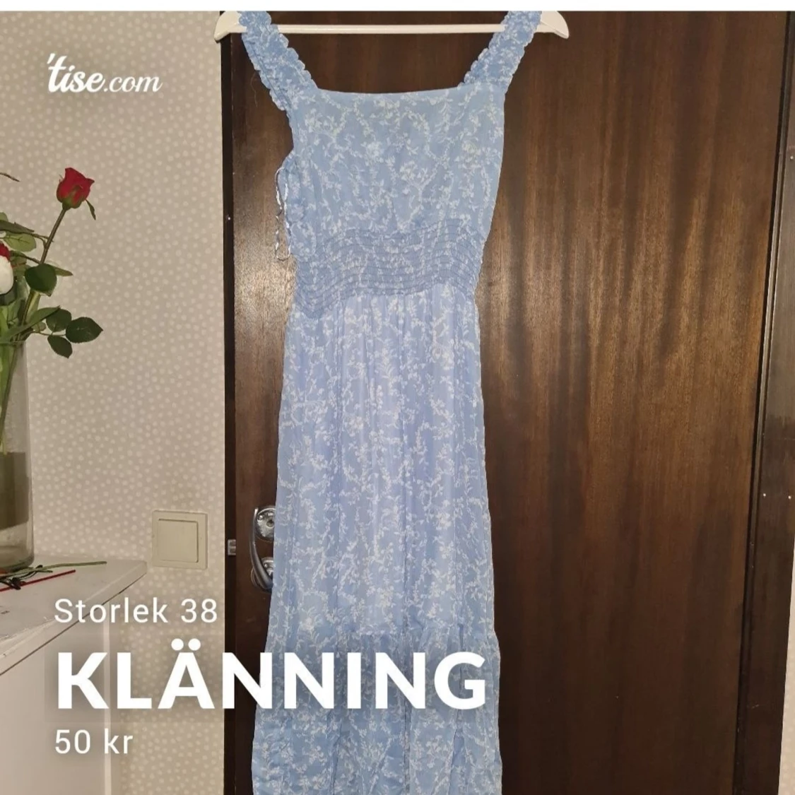 Blå klänning  med mönster använd 1 gång storlek s  - 90