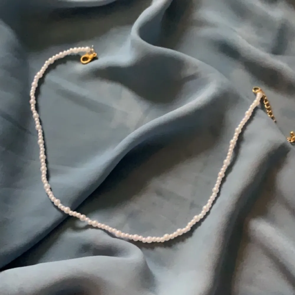 Ett somrigt halsband perfekt till att matcha med andra olika halsband💓 55kr styck inkl frakt. . Accessoarer.