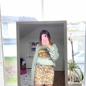 Vintage tröja sweater med tryck  - Snygg oversize vintage sweater med tryck! Storlek XL, absolut använd men den är ju vintage😉