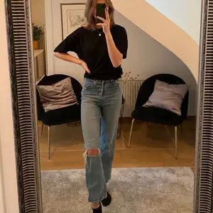 Supersnygga jeans från Levis! Modellen på jeansen är ribcage straight och de är i storleken W25 L29. De är i bra skick och säljs då de inte kommer till användning. Köparen står för frakt❤️💕