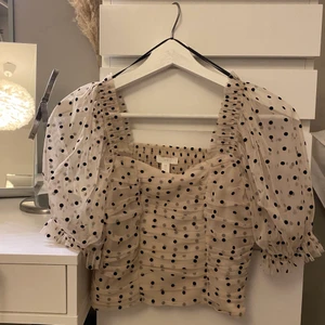 Gullig croptop  - Säljer en gullig prickig Crop top från H&M. Använd ett fåtal gånger. Vill ni veta hur den sitter, skicka iväg ett meddelande så skickar jag 🤎