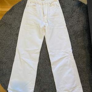 Vita jeans från gina tricot i strl 38. Använt 2 ggr, men ibte min stil så väljer att sälja de istället. 