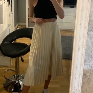 Kjol  - Säljer min superfina ljusbeige kjol, knappt använd🥰