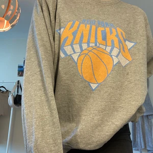 Knicks hoodie - Sååå fin tröja med Knicks tryck som tyvärr inte kommer till användning längre. Storlek L i herr, på bilderna har jag på mig den o är 168cm lång o har vanligtvis S. Köparen står för frakten💕
