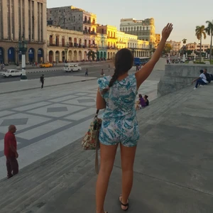 Topp & Shorts set turkos och vitt. - Topp och shorts-set - perfekt för sommaren- storlek M, använt en gång. Material: Viskos. Frakt - spårbart tillkommer, slutpris =( 100 + 51 kr) 151 kr❣