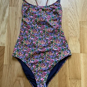 Arket baddräkt stl 34 - Jättefin baddräkt från arket! Säljer då jag köpte den i fel storlek. Helt oanvänd! Pris kan diskuteras 💛  nypris 590