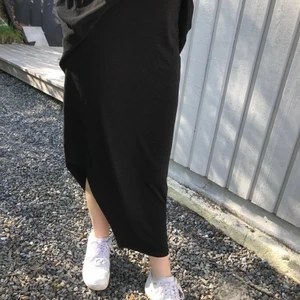 Kjol med slits - Stretchig kjol från chiquelle i storlek large men passar dom flesta storlekar. Hon på bilden har storlek S och passar henne också :) Använd typ 1-2 gånger.