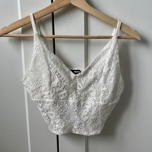 Spetstopp från bik bok i vit - Suuuperfin och somrig spetstopp från bik bok i storlek s, justerbara band och stretchigt material där bak, använd ett fåtal gånger, (frakt 66kr)💕