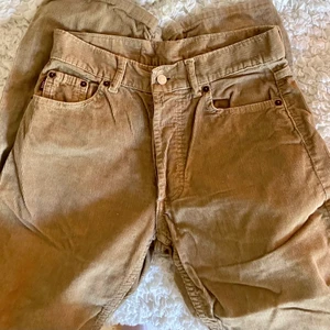 Bruna Manchester Jeans - Säljer dessa as coola byxor då de är för små för mig. De har vida ben, samt en cool beige/brun färg. Aldrig använda och har storlek W 29, L 32.💕💕