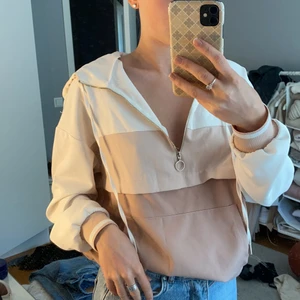 Tröja  - Säljer denna coola tröja från zara, använd ca 2gånger Max då det inte är min stil, men snygg och ljus nu till sommaren! Stolek xs men passar allt upp t L 