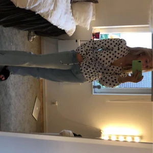 Knytblus - Jättesöt knytblus nu till sommaren, använt endast 1 gång så är som ny!!