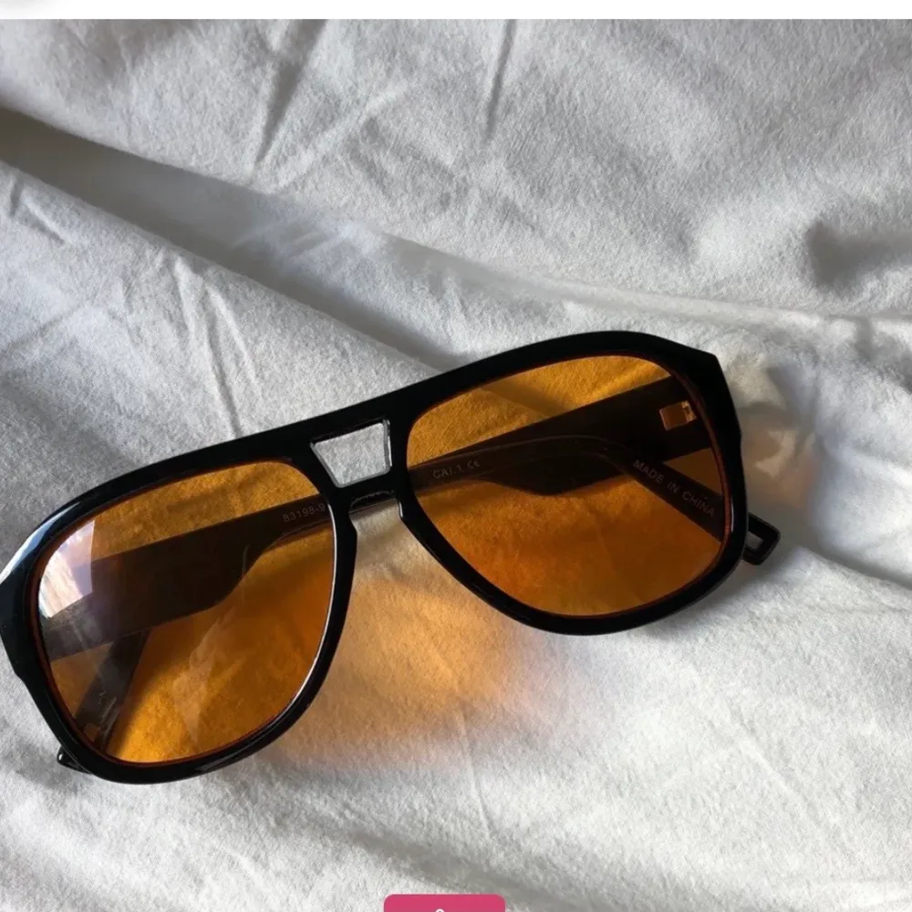 Publicerar igen pga oseriös köpare!! Ett par skitsnygga solglasögon med organet glas från Gina som är slutsålda och så trendiga!! Bud från 150💕. Accessoarer.