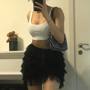 Svart tyll kjol - Trendig tyll kjol i svart☺️ Denna har används max 2 gånger och är i mycket bra skick :) Kjolen är i storlek 152 men är extremt stretchig och har en större passform på mig som är 170☺️☺️