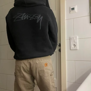Carhartt Carpenter Pants - Beiga vintage byxor från Carhartt. Snygg rak passform. Passar 34 i midjan, men sitter även snyggt med skärp till personer med mindre storlek. Billigare vid snabb affär. 
