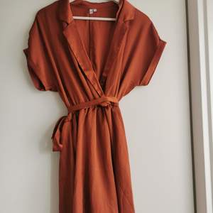 Oanvänd oversize klänning från Nelly i tegelröd färg i storlek 38.
