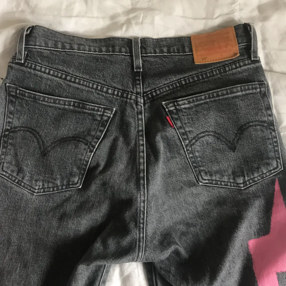 Dessa ursnygga jeans säljer jag! 2 blixtar, en fram och en bak! Målat själv med vattenfast färg. Så fina men kommer inte till användning. Modell 501.. Jeans & Byxor.