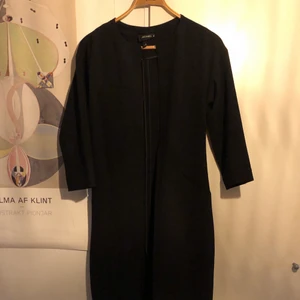 Monki  - Tunn och lång kappa ish från monki. Band så man kan snöra ihop i midjan. Mycket enkla detaljer.