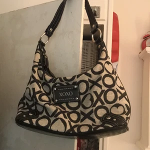 Axelremsväska  - Säljer denna coola väska, krokodil mönster längst ner/under väskan. Super rymlig verkligen. Köpare står för frakt🤎