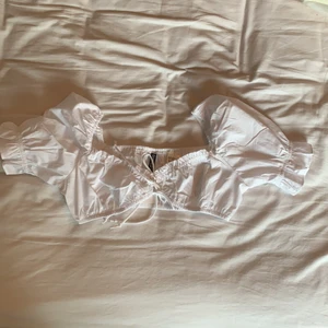 Topp - Jättefin topp från hm med prislappen kvar, säljer pga för stor storlek. Nypris 79,90kr, säljer för 60kr exkl frakt. 