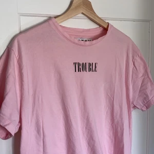 Oversize tshirt - Oversize tshirt supersnygg till sommaren, strl S köpt på Carlings. Plagget är blekt på ett ställe, var så när jag köpte den. Pris kan diskuteras