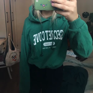 Grön hoodie - Grön cropad hoodie från pull&bear. Materialet är något tunnare. Den är i storlek M. Köparen står för frakten.