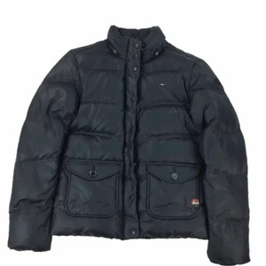 Vintage Tommy Hilfiger jacka  - Svart snygg dunjacka, vintage Tommy Hilfiger. Köparen står för frakten 