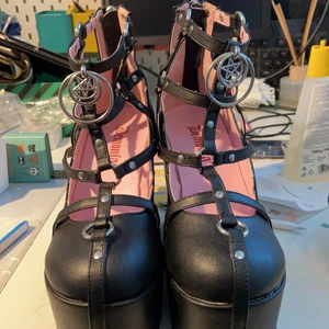 Demonia poison-25  - Hej hej, säljer mina gamla demonias då dom inte passar mig längre. Om du vill ha fler bilder så skicka medelande. Kartongen ingår inte då den kastades när jag nyligen flyttade. Har använt skorna max 2 gånger