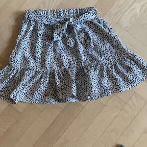 Prickig kjol för sommaren🌸 - En prickig kjol från SHEIN. Väldigt somrig och bekväm. Storlek 140☘️köpare står för frakt.