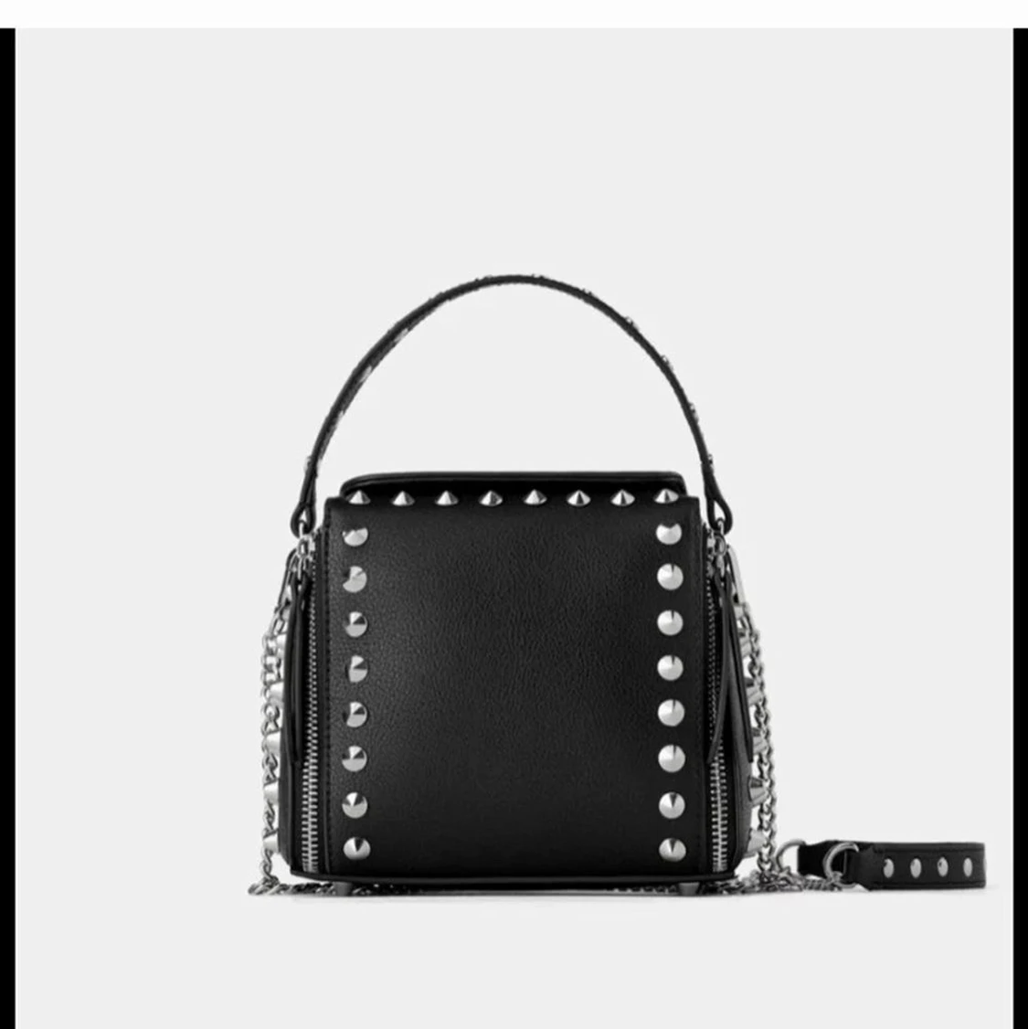 Säljer denna trendiga väska ifrån Zara. Den är slut på hemsidan och mycket efterfrågad! Min är nästintill oanvänd.