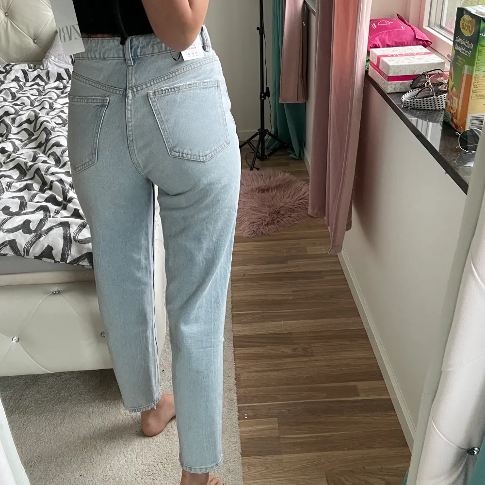 Zara jeans i storlek 36, som inte längre finns på Zaras webbplats. Jeans är helt ny och oanvänd, prislapp sitter kvar. Jag säljer dem eftersom jag har många liknande jeans. Jag är 1,64cm lång. Kontakta mig för flera bilder 💞😊. Jeans & Byxor.