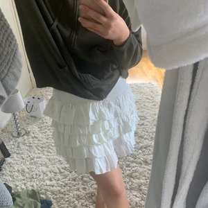 Vit volangkjol  - Vit volangkjol från hm stl s 200kr