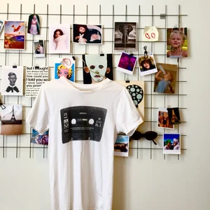 T-shirt från Dedicated! - En jättenajs vit t-shirt med ett svartvitt tryck av ett kassettband med rolig text från märket Dedicated. Knappt använd! Köpt för: 400kr Säljer för: 200kr