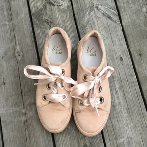 Rosa Sneakers strl 37 - Superfina rosa sneakers i bra skick. Skorna är endast använda vid ett fåtal tillfällen och är väldigt sköna. De är av ett lättskött material och har fina sidenband.