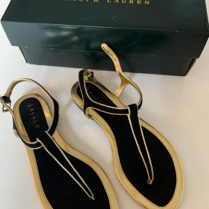 Ralph lauren sandaler - Ett par sandaler från Ralph lauren i nyskick. Bara använt ett fåtal gånger. I storlek 40. Har kvar kartongen.