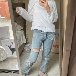 Fina jeans💕💕 - Säljer då dom inte kommer till användning.💕jättefina och superbra passform. Jag är 172. Samfraktar gärna. Buda!!!!