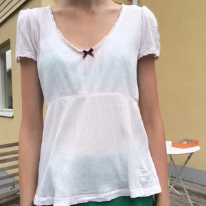 Odd Molly - Superfin sommmarblus från Odd Molly i en ljusrosa nyans. Tyget är lätt räfflat och extremt mjukt. Går att matcha mmed det mesta och passar till alla tillfällen.