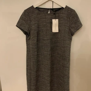 Zara klänning  - Oanvänd klänning från Zara. Lapparna sitter fortfarande kvar. Storlek S