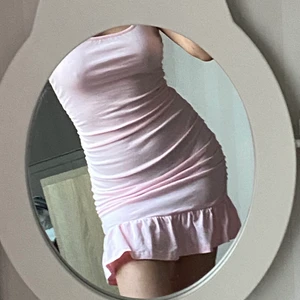 Klänning - Jättefin och gullig klänning från shein! Den är figursydd och formar rumpan fint!💗