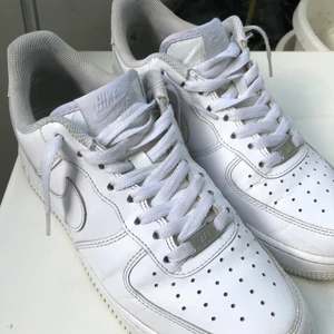 Nike Air Force 1 (herr) - De är i VÄLDIGT bra skick, har inte haft de alls länge de har crease skydd i vilket med kommer i priset. Säker pga att de är för små. De har nästan ingen crease alls.