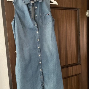 Jeansklänning   - Jeansklänning i fint skick från Tommy Hilfiger, använd ett få tal gånger. Passar storlek 34 & 36. Ej inkl. Frakt 