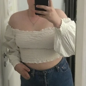 Blus  - Super söt axel topp men har inte kommit till användning för mig ! Aldrig använd! Storlek: M.    /BUDA GÄRNA!/