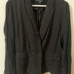 Kavaj  - Svart leopardmönstrad ”slapp” kavaj. Storlek 38. 