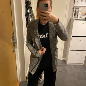 Jättebekväm kavaj i svart och vitt - Jätteskön kavaj i mjukt material från Amisu!   Kan hämtas hos mig på Kungsholmen eller skickas för 79 kr 💌