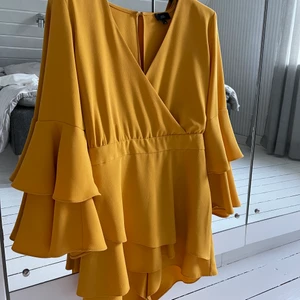 Gul playsuit  - Gul playsuit från River Island i storlek 12 men passar en S/M. Väldigt fint skick! 