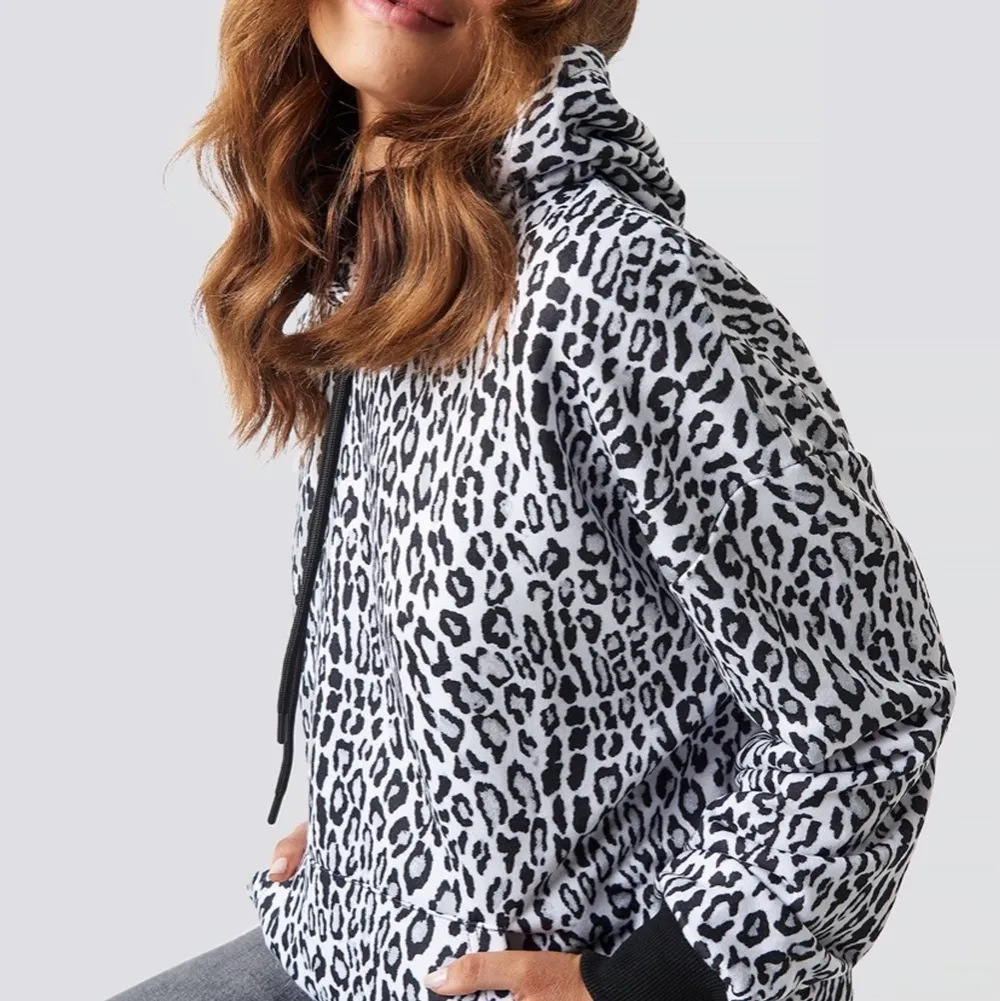 Säljer min leopard hoodie från NA-KD i storlek xs, som är ganska stor i storleken. Endast använd en gång och är i toppenskick. Köpare står för frakt💛. Hoodies.